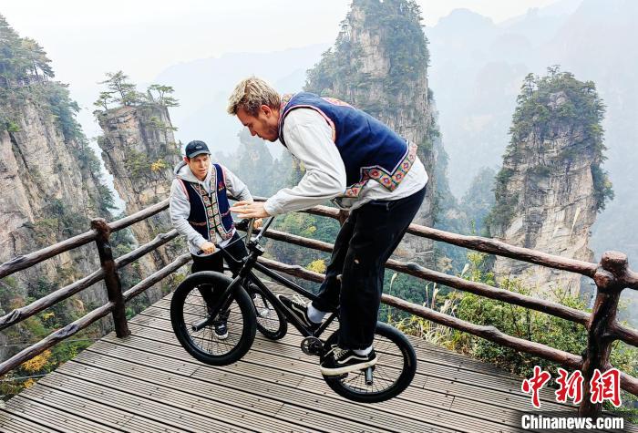 张家界黄石寨峰林地貌成为中俄六十名小轮车手