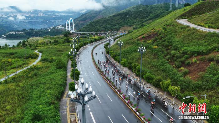 2025环三峡自行车赛在巫山启幕 13国选手共赴骑行