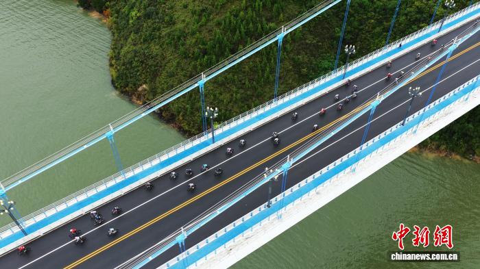 2025环三峡自行车赛在巫山启幕 13国选手共赴骑行