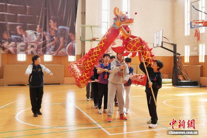 京港青少年以足球为桥共促文化交流