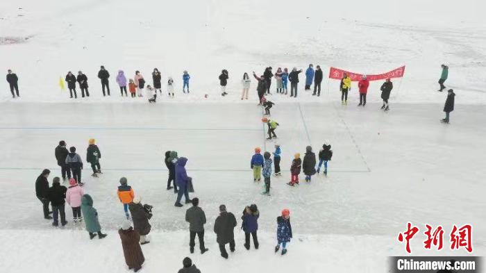 昌吉市举办全年龄段滑冰赛事 六十名选手共赴冰