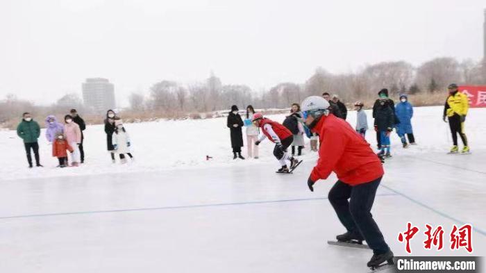 昌吉市举办全年龄段滑冰赛事 六十名选手共赴冰