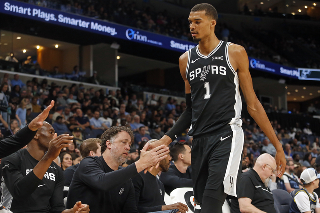 文班亚马8分钟创NBA历史纪录 马刺大胜公牛冲击