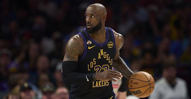 勒布朗-詹姆斯回应核心伤缺：团队协作成关键应