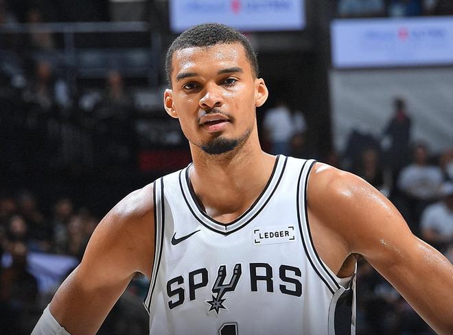 文班亚马首战受伤退赛 马刺系列赛G2遭遇变数